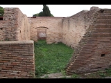 02761 ostia - regio v - insula vi - caseggiato del sole (v,vi,1) - raum (9) - bli ri osten - 01-2024.jpg